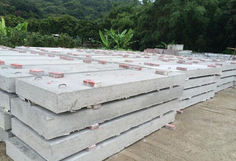 鋼筋混凝土蓋板模具澆筑水泥蓋板時應(yīng)使用哪種級別的鋼筋？