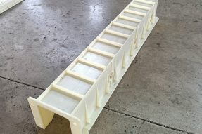 標(biāo)志樁、立柱 三孔立柱塑料模具109x14x14
